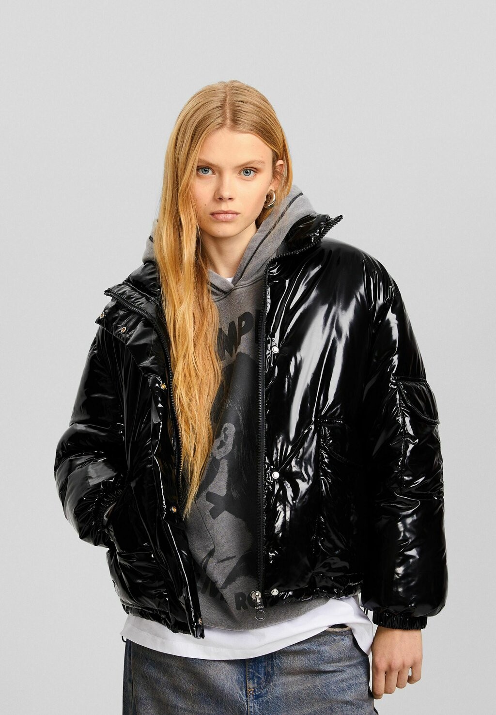 

Зимняя куртка Vinyl-Effect Puffer Bershka, черный