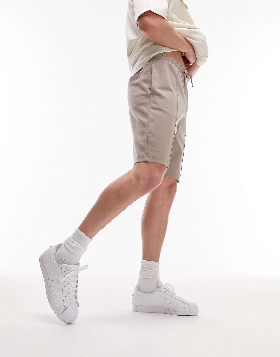 

Светло-коричневые зауженные шорты с защипами Topman