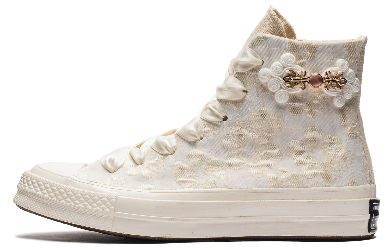 

1970-е годы. Женские высокие кеды бежевого цвета. Converse
