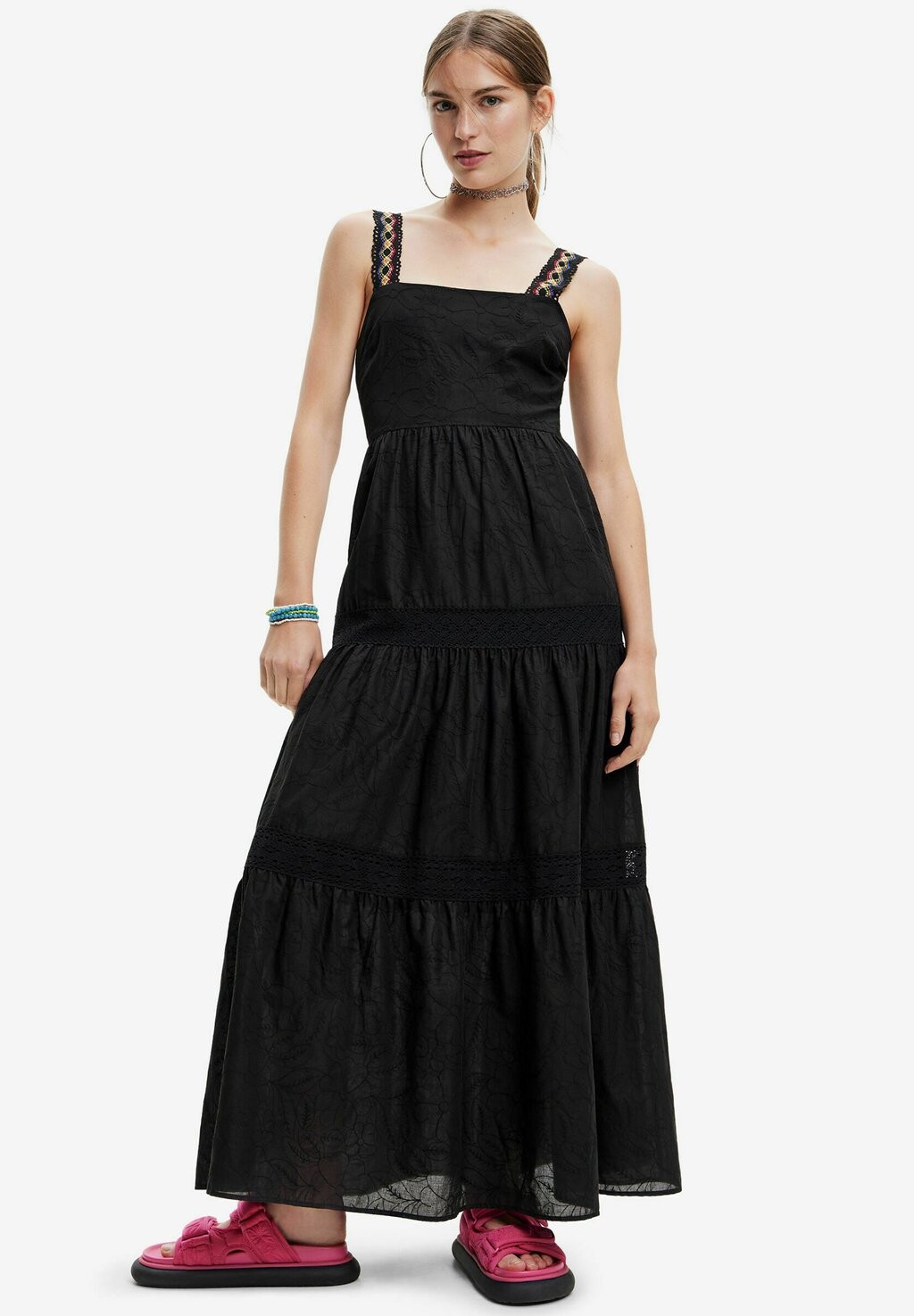 

Длинное платье Desigual, черный