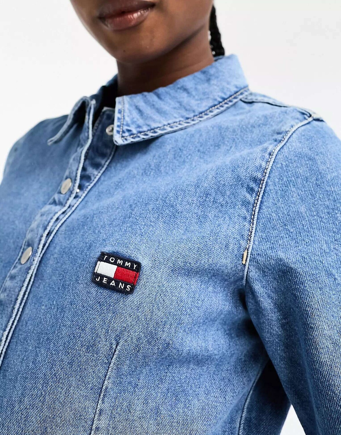 

Приталенное джинсовое мини-платье на пуговицах Tommy Jeans средней стирки
