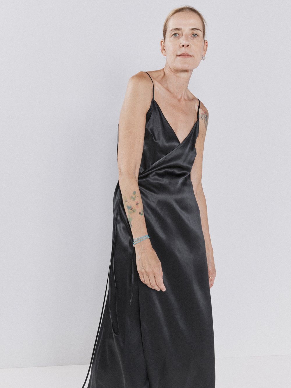 цена Платье-комбинация из шелкового атласа с глубоким v-образным вырезом и вставками Raey, черный