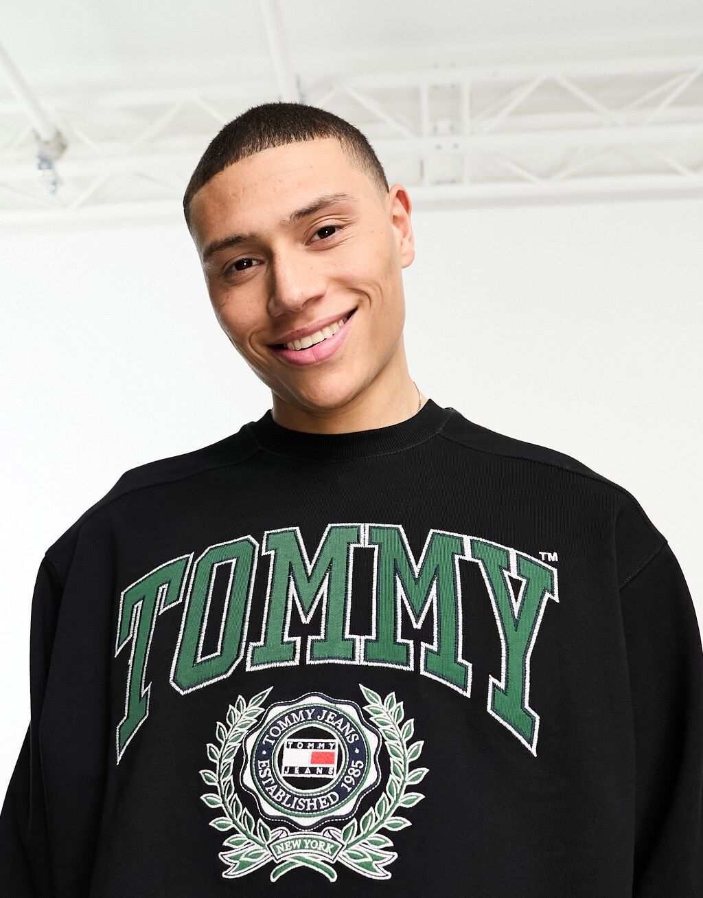 

Черные джинсы с круглым вырезом свободного кроя Tommy Jeans