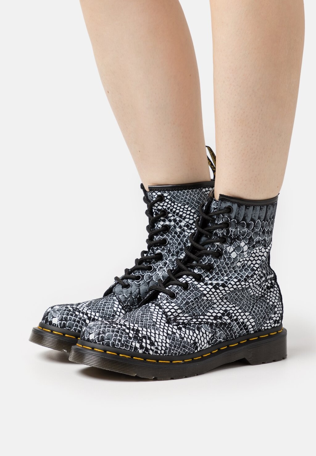 

Ботильоны на шнуровке Dr. Martens