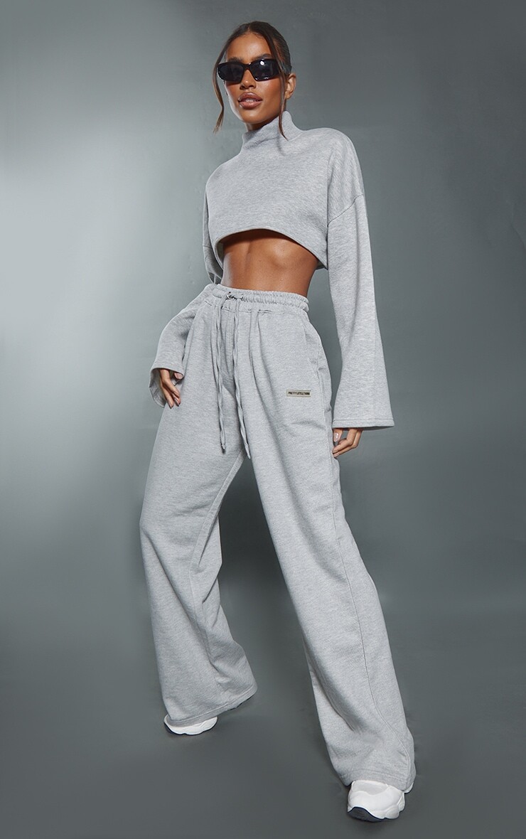 

PrettyLittleThing Пепельно-серые широкие джоггеры с логотипом