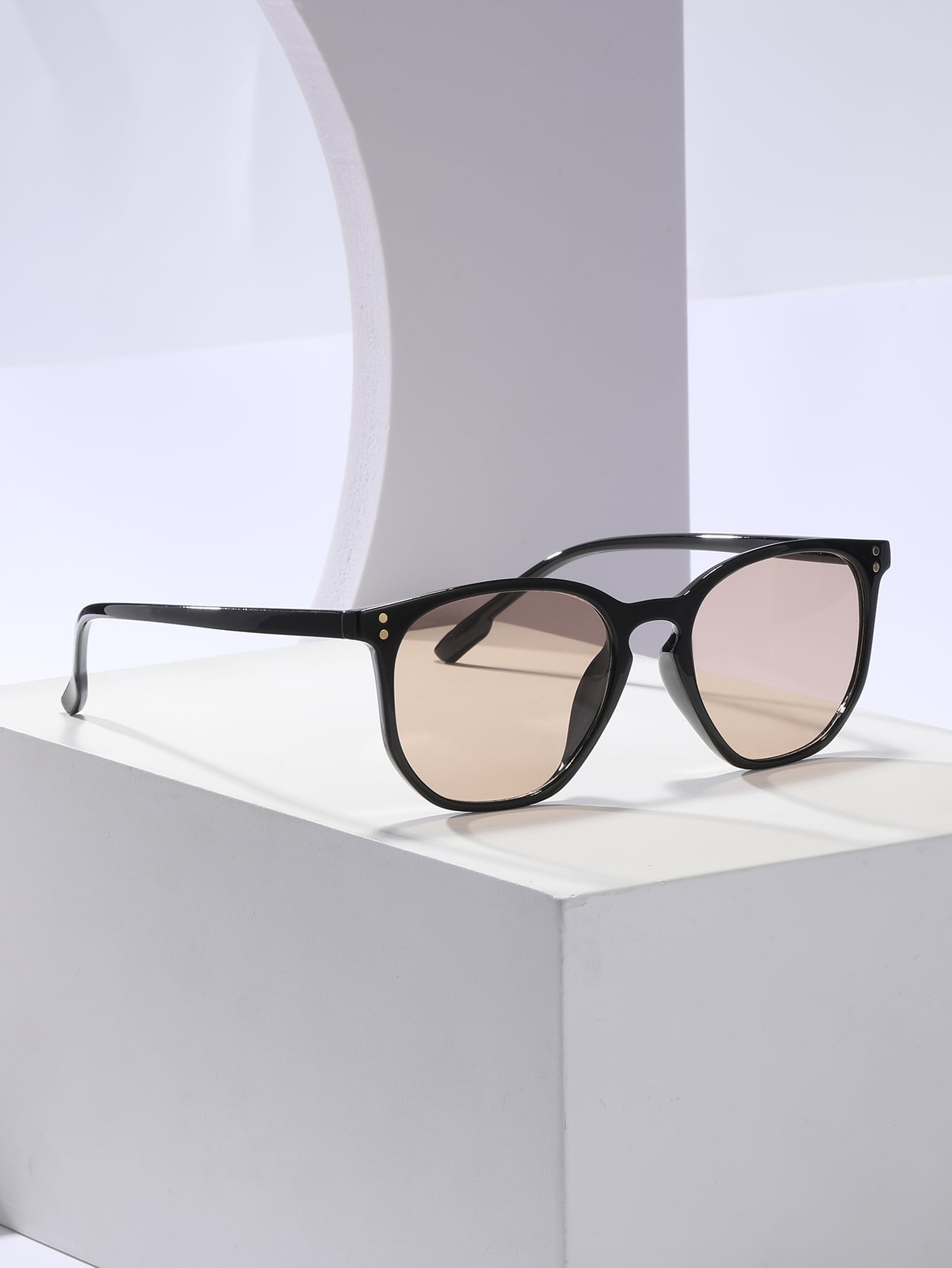 Простые модные очки с тонированными линзами в стиле бохо классические прямоугольные очки с заклепками