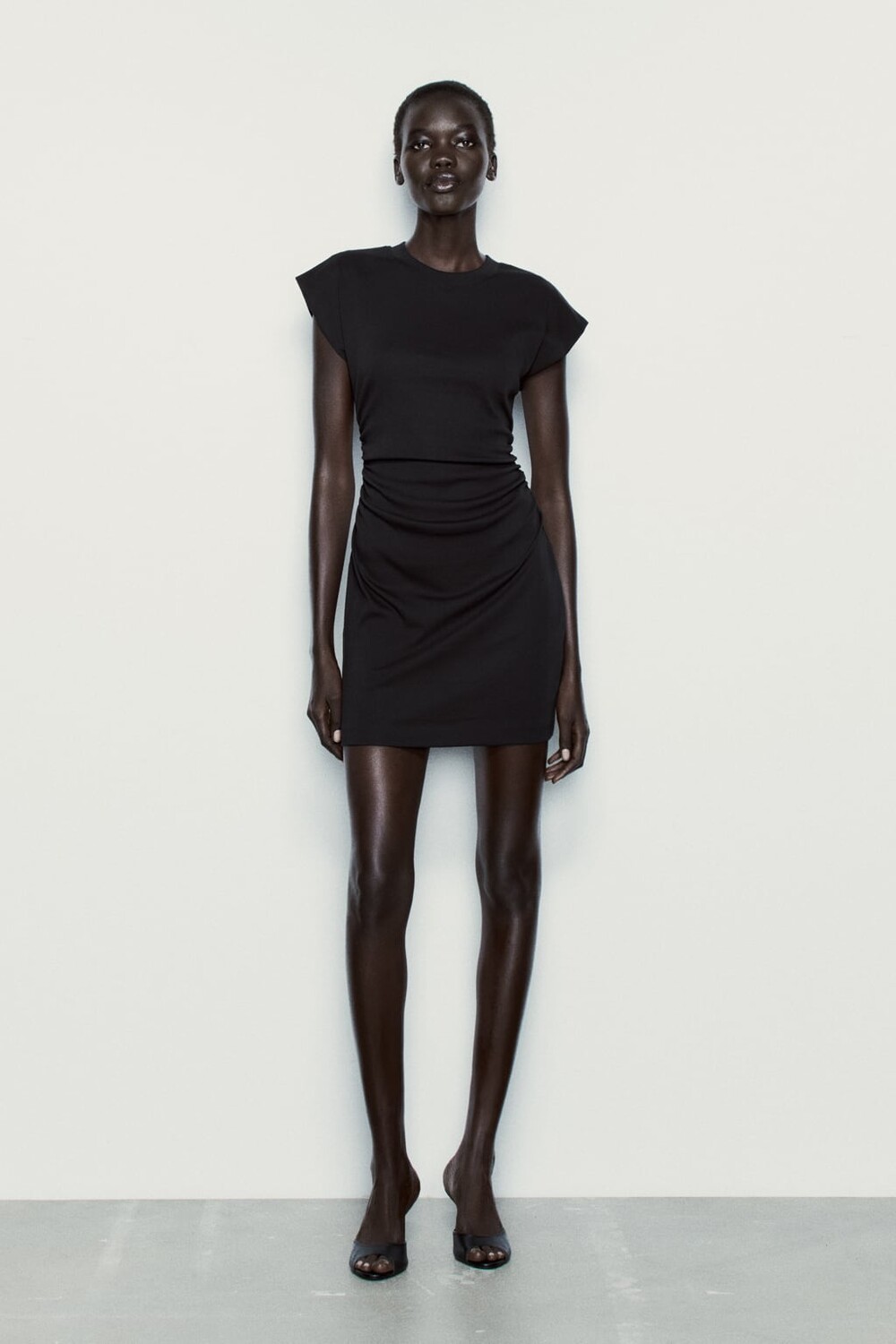 

Приглашенное трикотажное платье со сборкой ZARA, черный