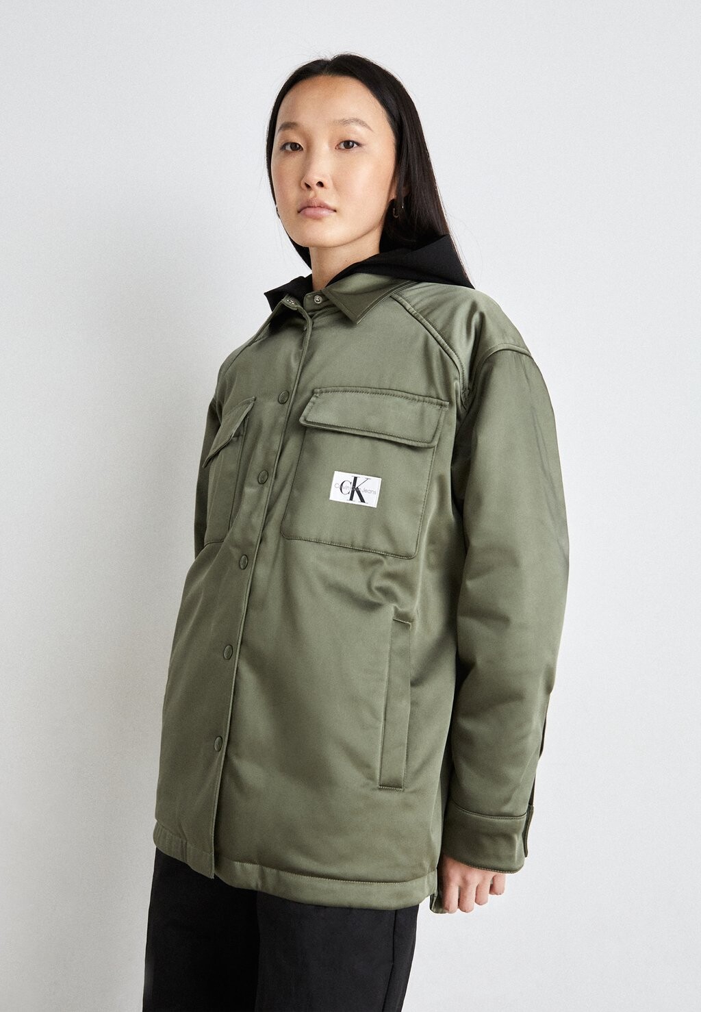 

Полупальто REVERSIBLE SHACKET Calvin Klein Jeans, оливково-зеленый