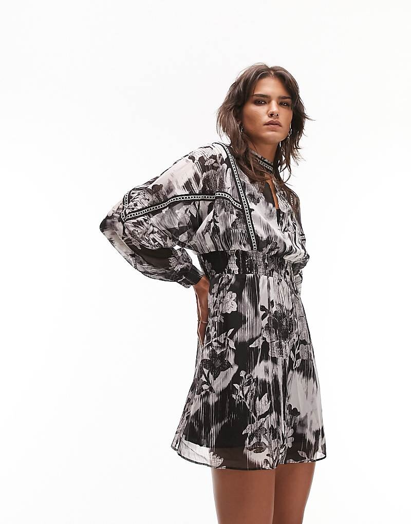 

Чайное мини-платье с высоким воротником и отделкой Topshop с однотонным царапающим цветочным принтом