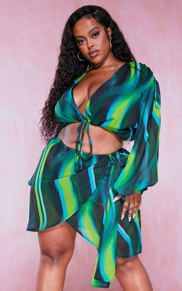 

PrettyLittleThing Зеленая блузка Plus с завязкой спереди и эффектом омбре
