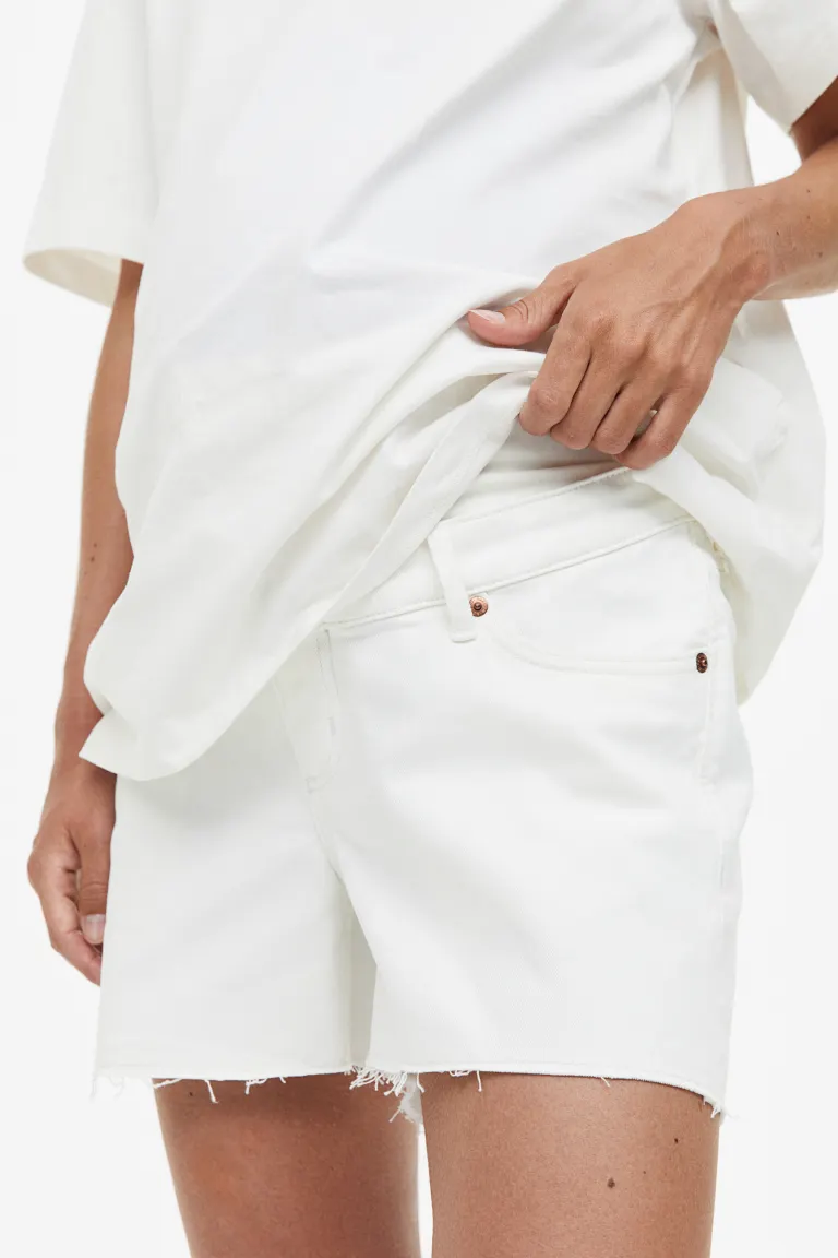 цена Джинсовые шорты H&M, белый