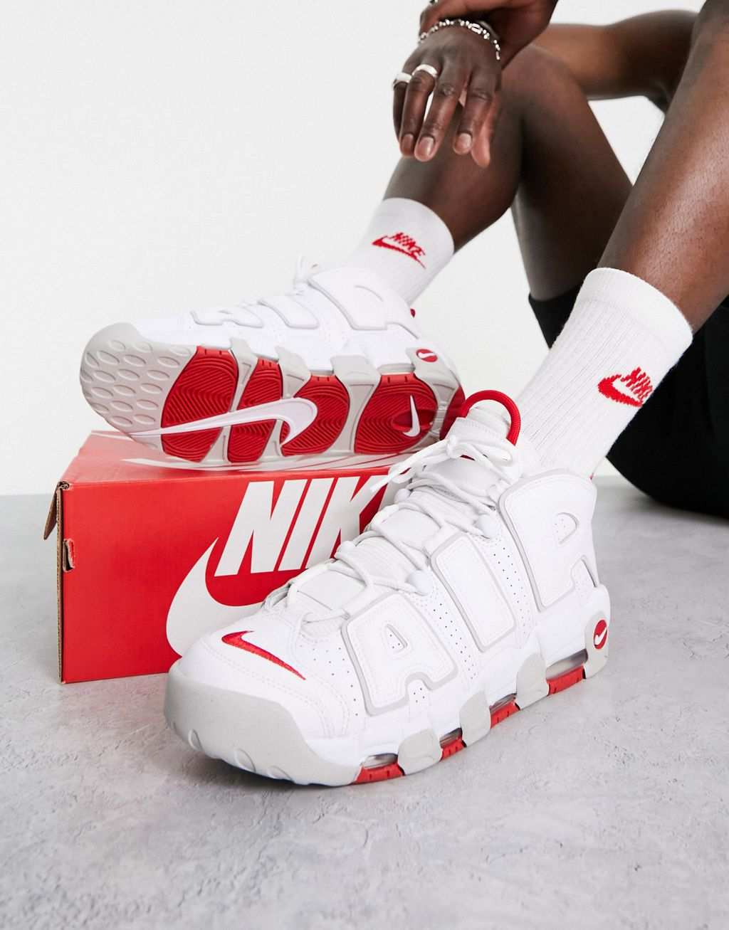 

Бело-красные кроссовки Nike Air Uptempo 96