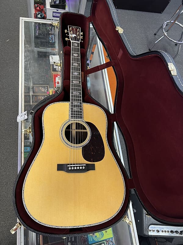 

Акустическая гитара Martin D-45 Acoustic Guitar with Spruce Top, East Indian Rosewood Back/Sides, Mahogany Neck, and Ebony Fingerboard - Natural