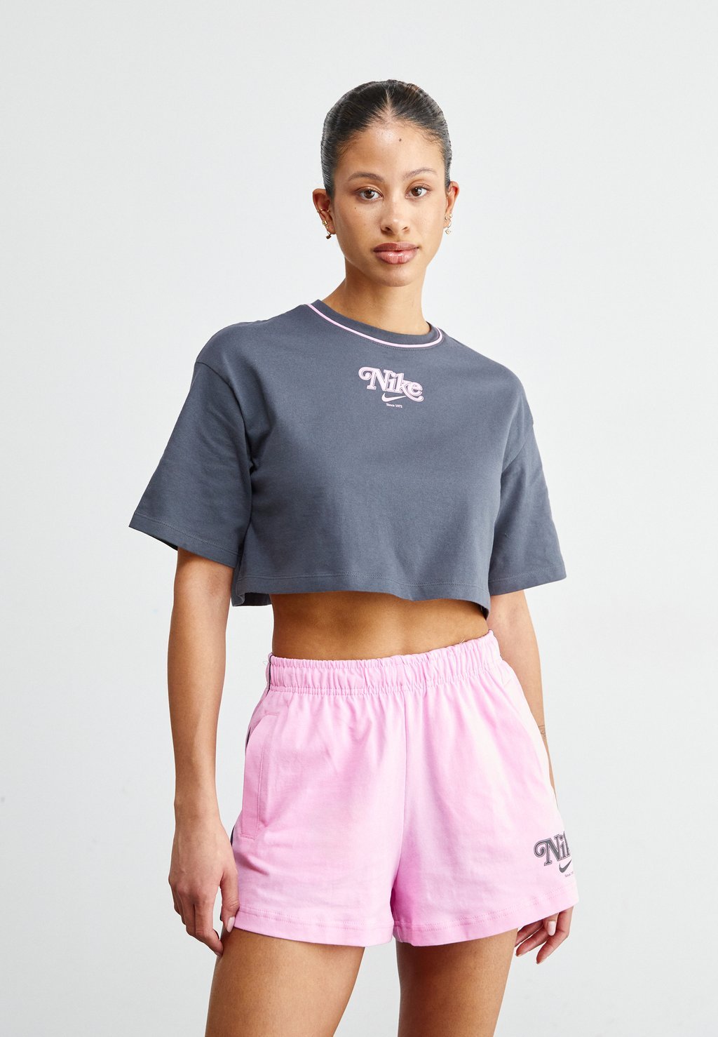 

Футболка с принтом Crop Tee Nike, цвет anthracite