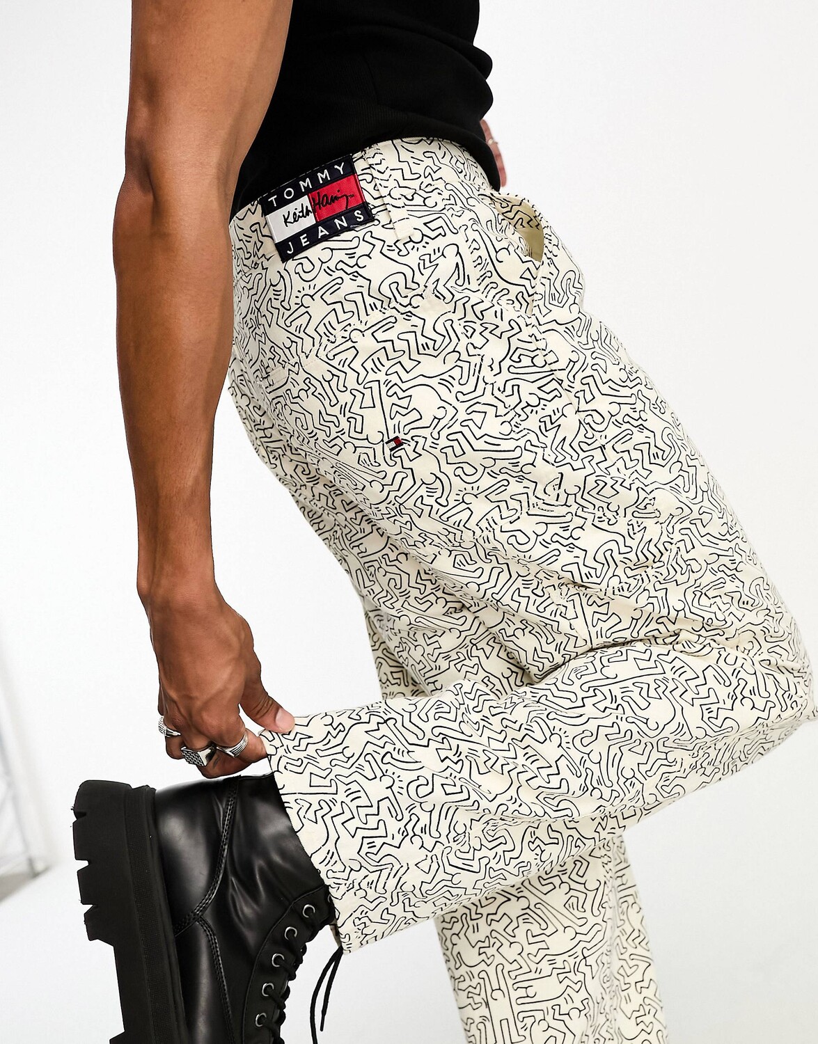 

Джинсы Tommy Jeans x Keith Haring
