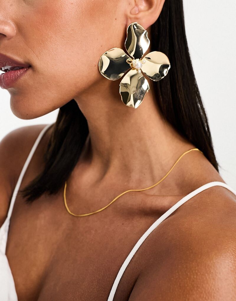 

Серьги-гвоздики ASOS DESIGN с объемным цветочным узором золотистого цвета