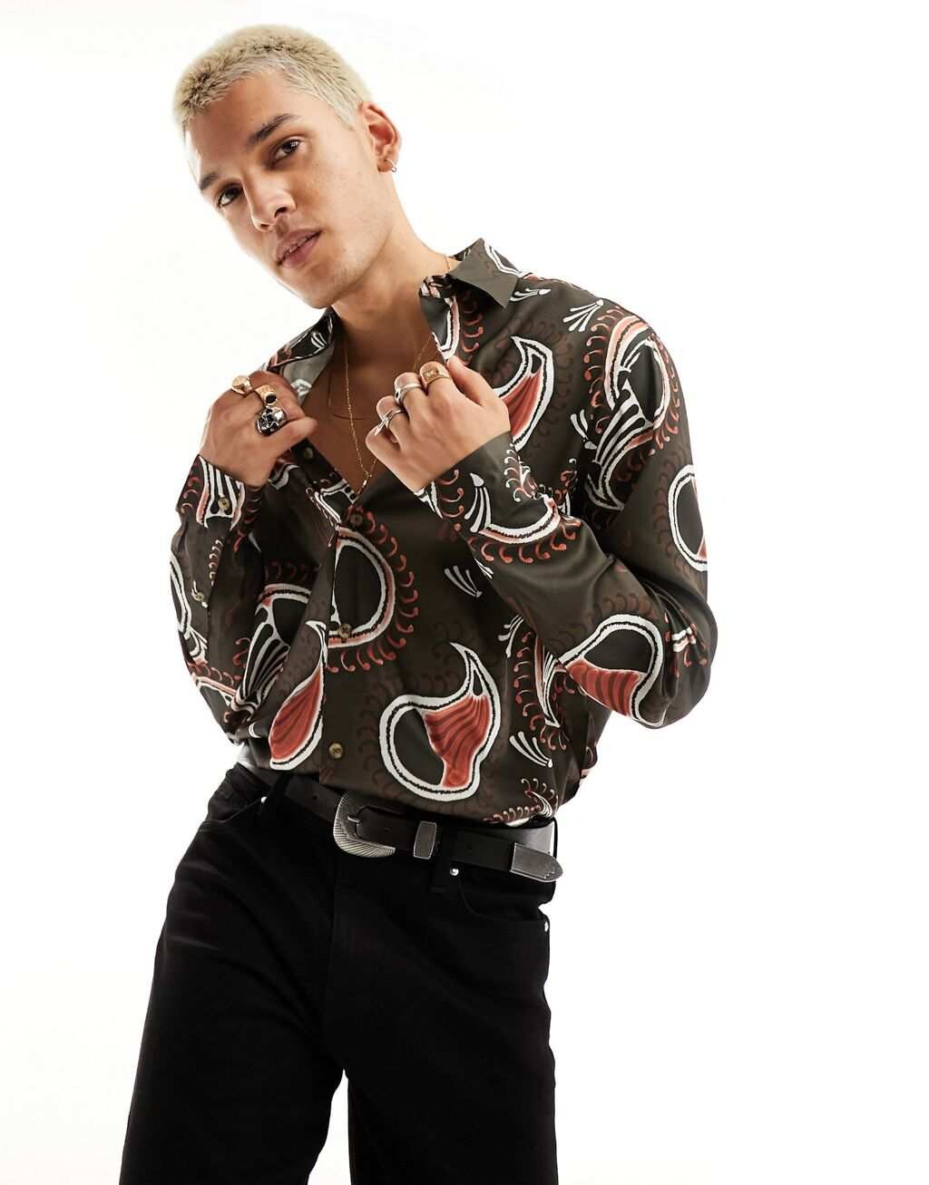 

Свободная атласная рубашка с коричневым принтом пейсли ASOS DESIGN