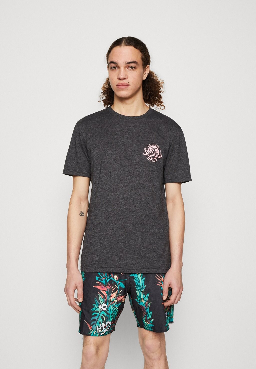 

Футболка с принтом Volcom, черный меланж