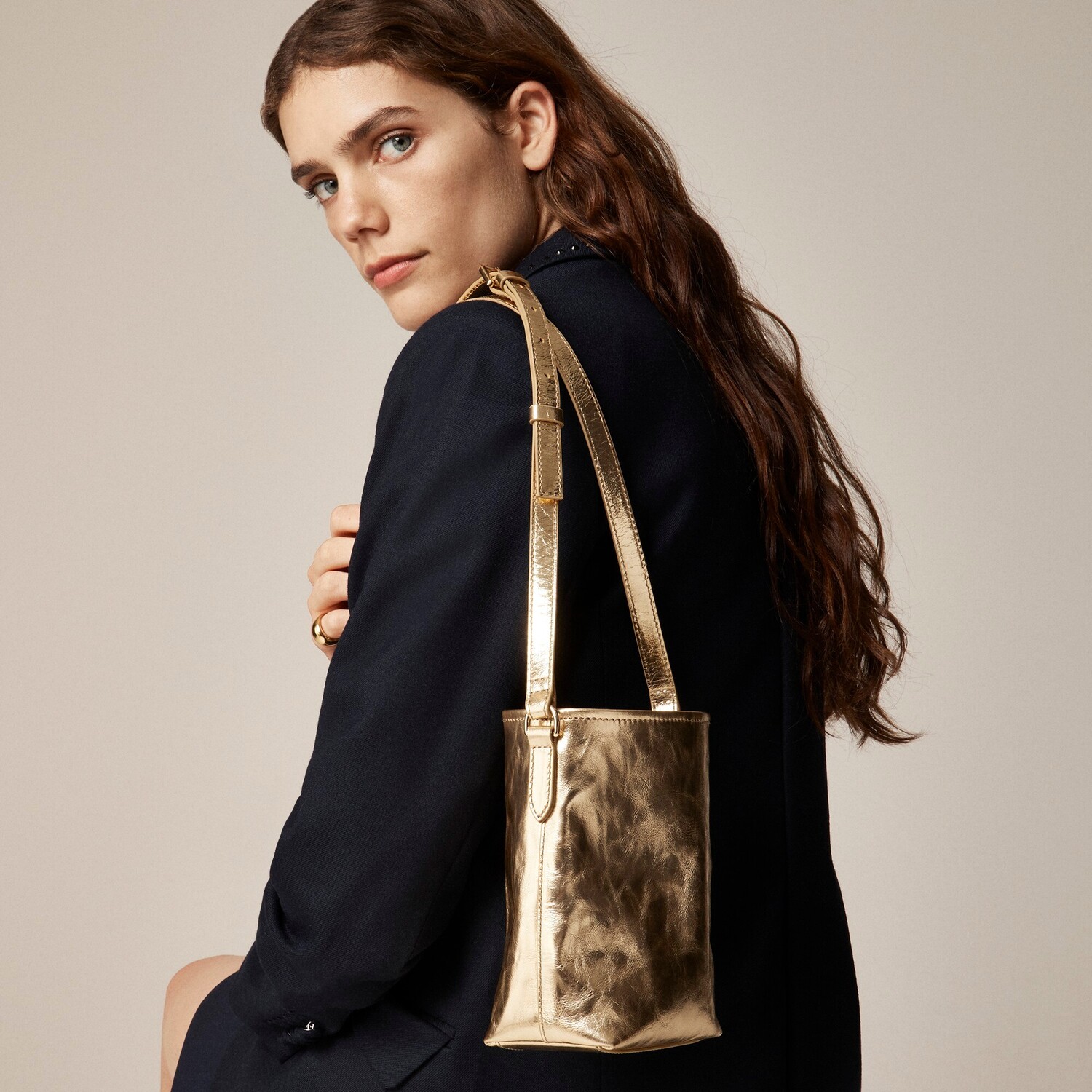 

Маленькая сумка через плечо Berkeley из металлизированной кожи J.Crew, золотой