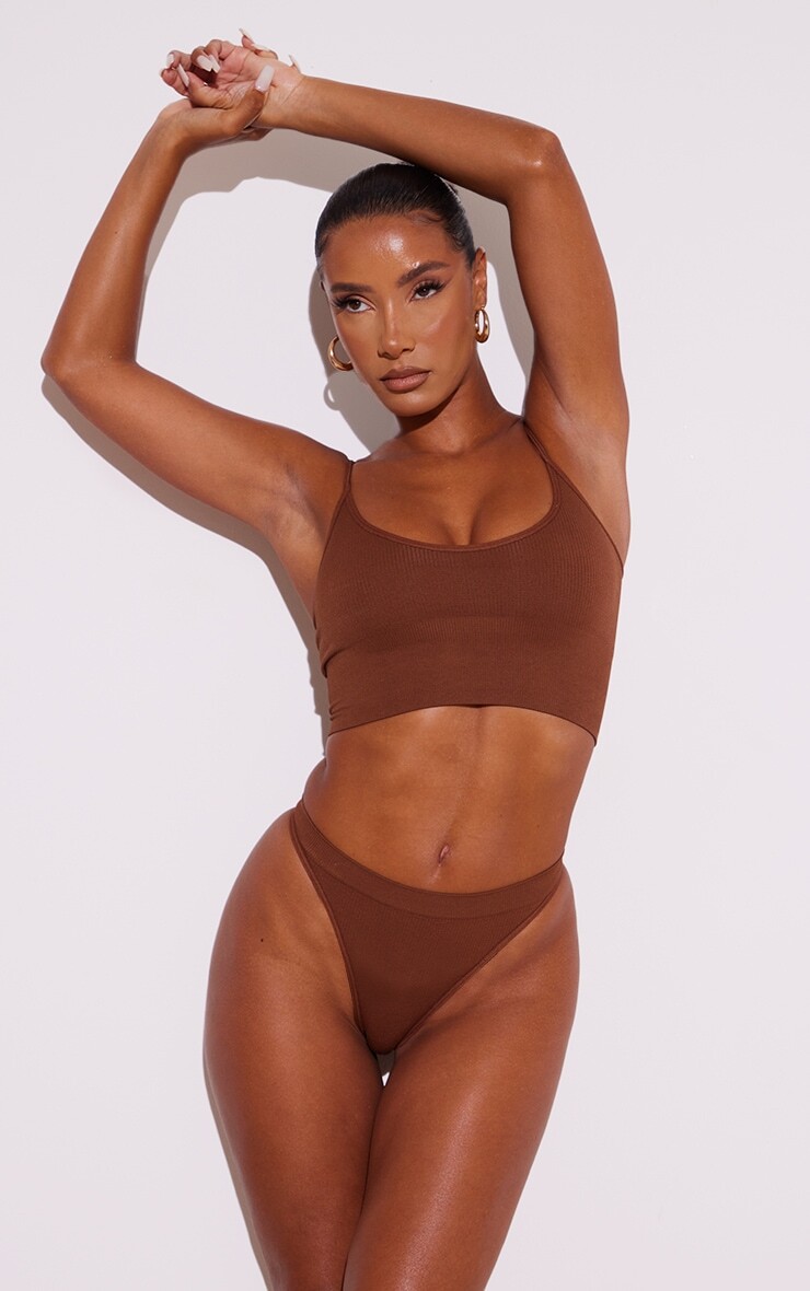 

PrettyLittleThing Бесшовный удлиненный бюстгальтер с шоколадными ребрами