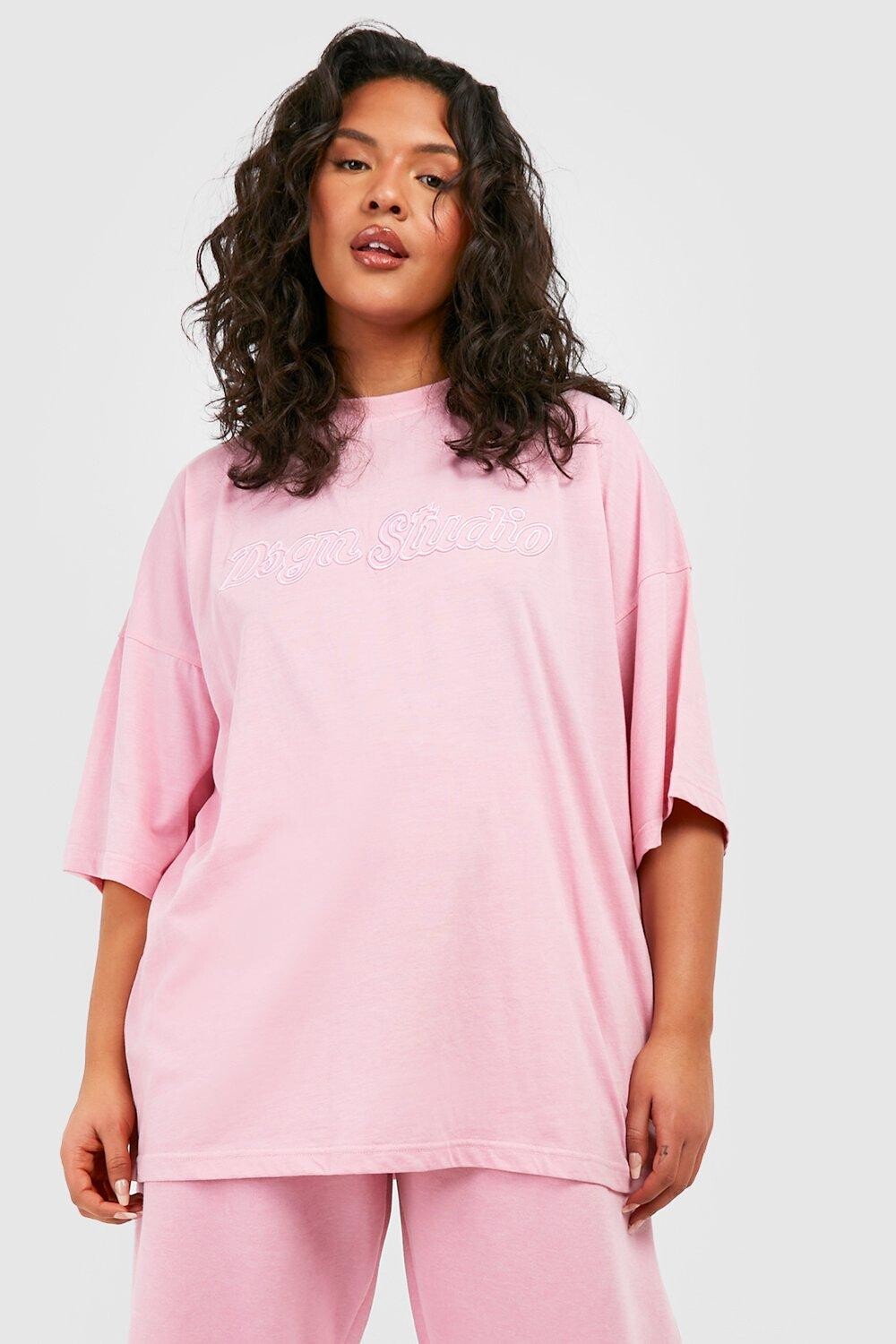 

Футболка оверсайз с 3d вышивкой plus dsgn studio Boohoo, розовый