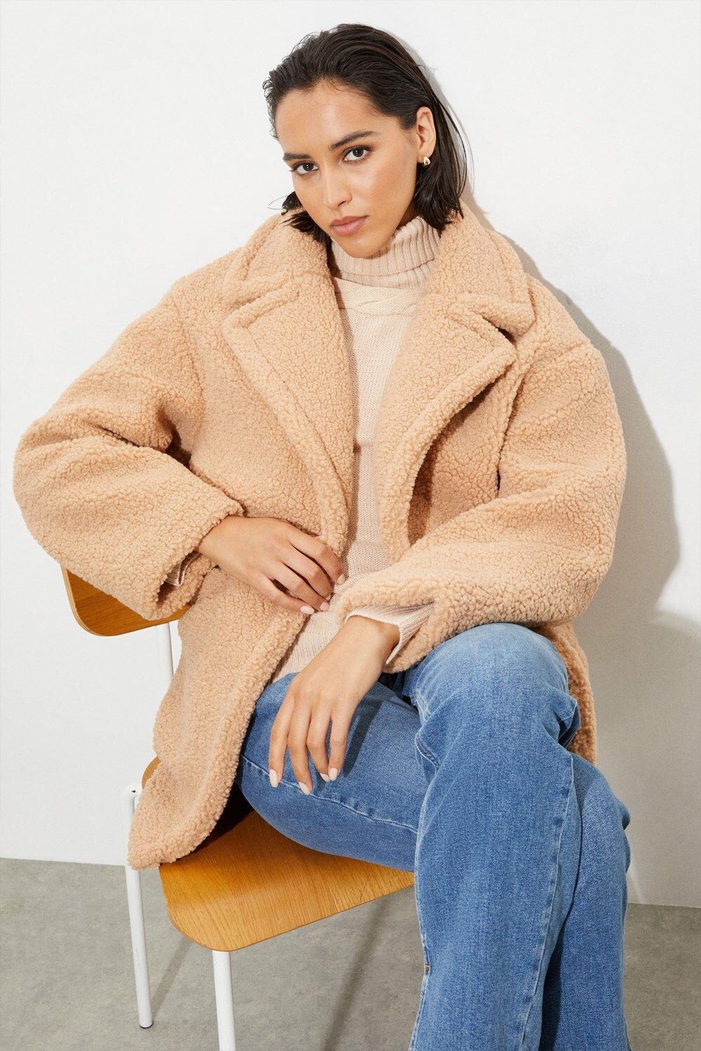 

Высокое короткое плюшевое пальто Dorothy Perkins, бежевый