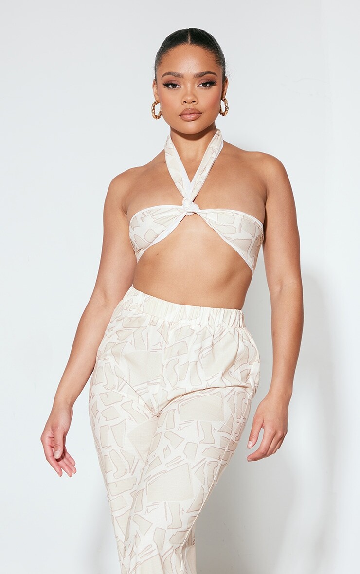 

PrettyLittleThing Тканый топ-бандо телесного цвета с воротником халтер и принтом