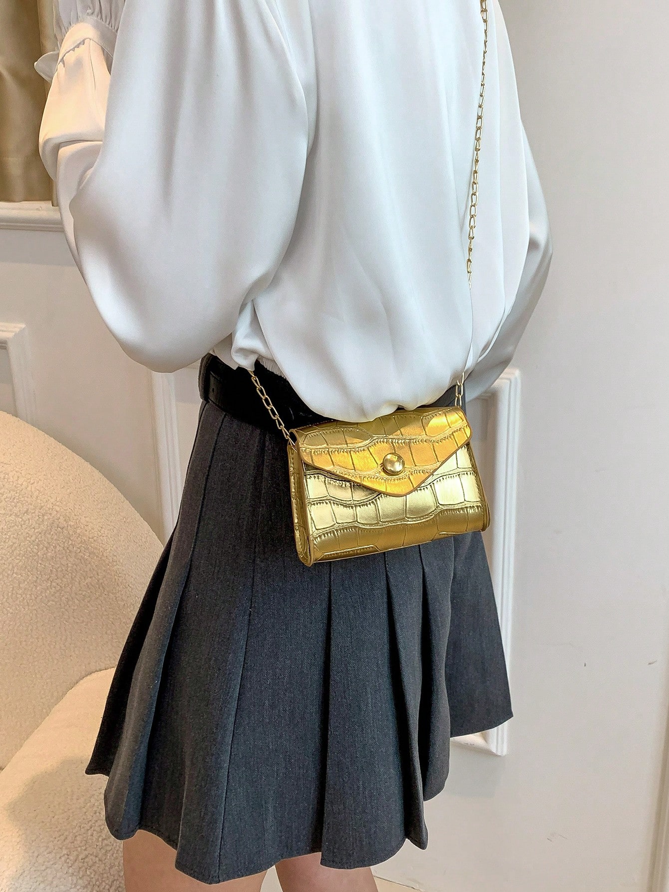 Модная маленькая квадратная сумка с цепочкой, золото маленькая женская сумка через плечо новинка 2022 модная простая сумка мессенджер через плечо сетчатая красная портативная маленькая сумка