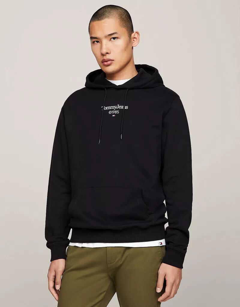 

Черное худи Tommy Jeans