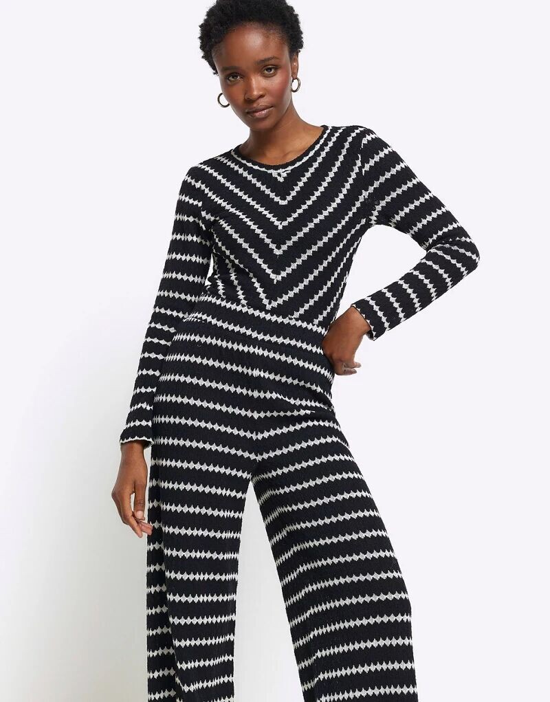 

Черные широкие брюки в полоску с узором крючком River Island
