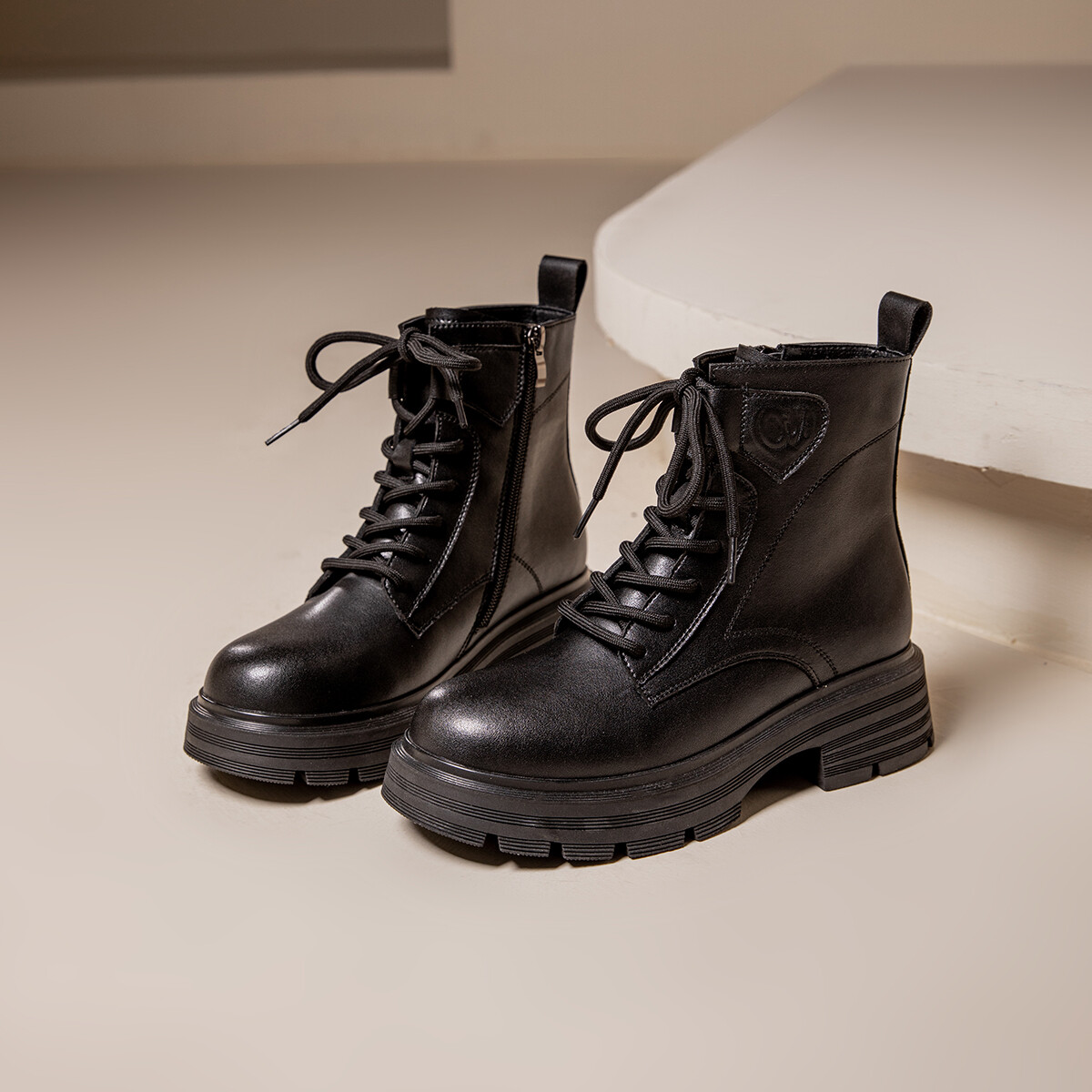 

Женские ботинки Martin Boot, другие цветовые решения Aaa Since 1955, черный