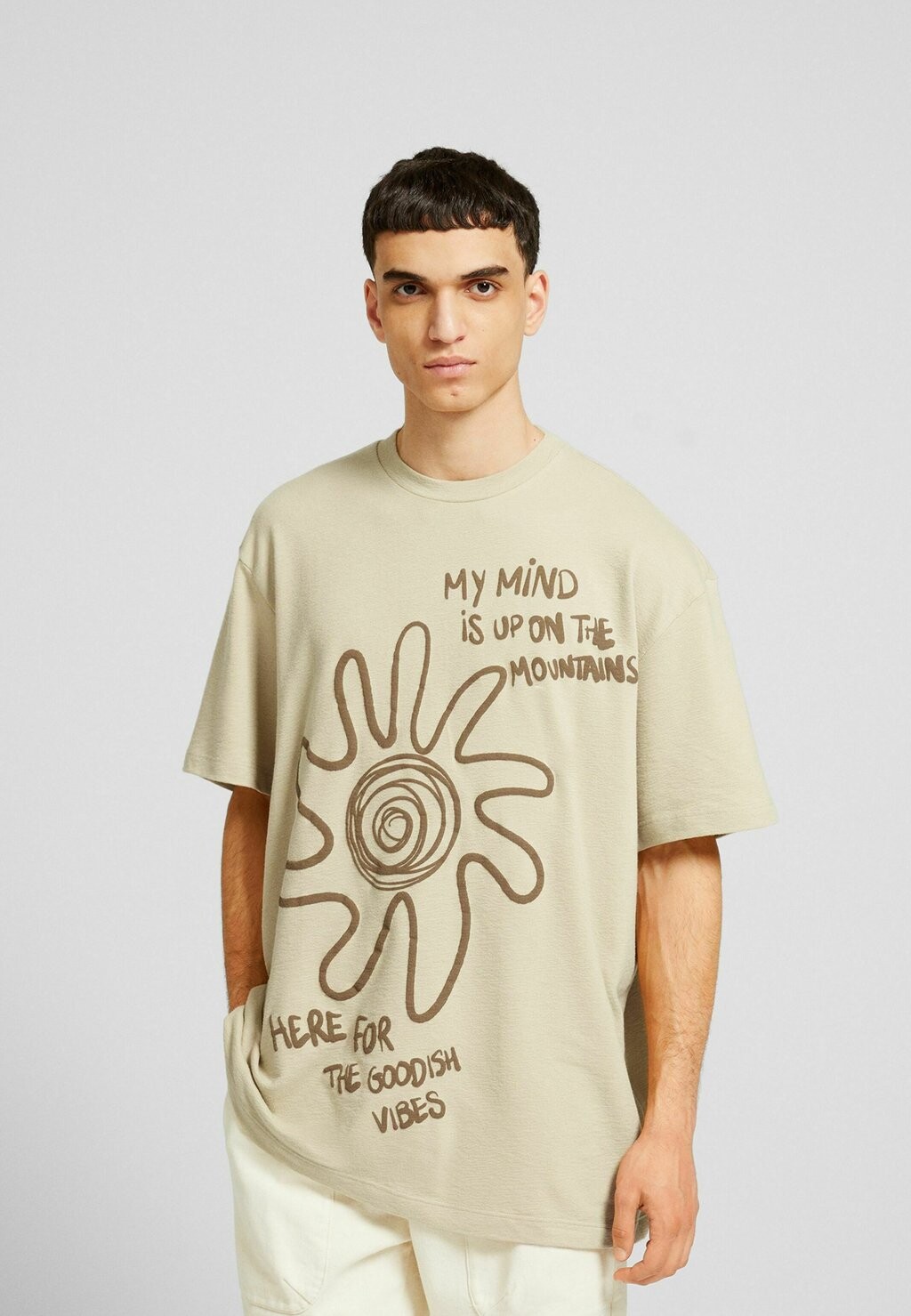 

Футболка с принтом Bershka, светло-коричневый