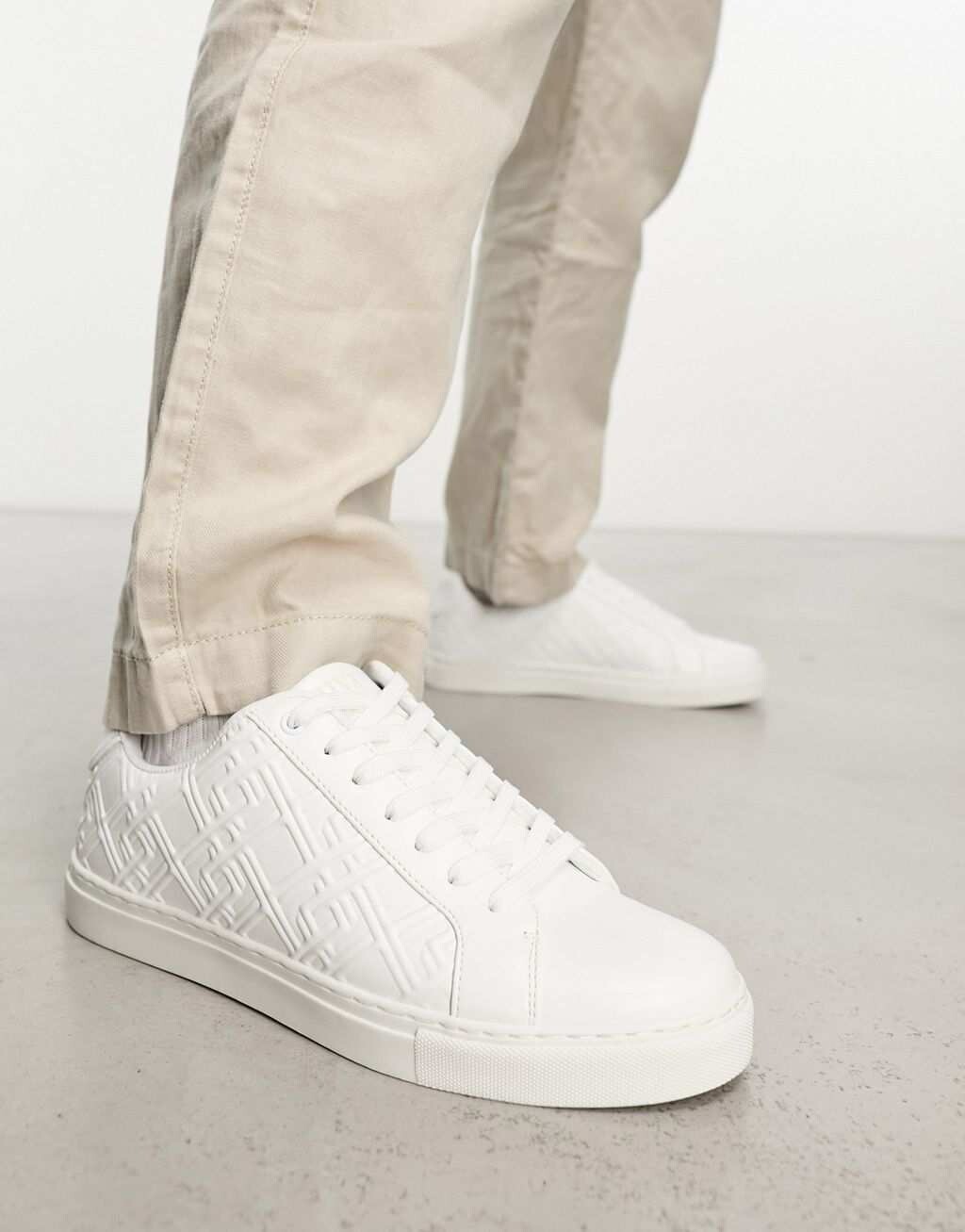 

Белые кроссовки на шнуровке с тисненой монограммой ASOS DESIGN