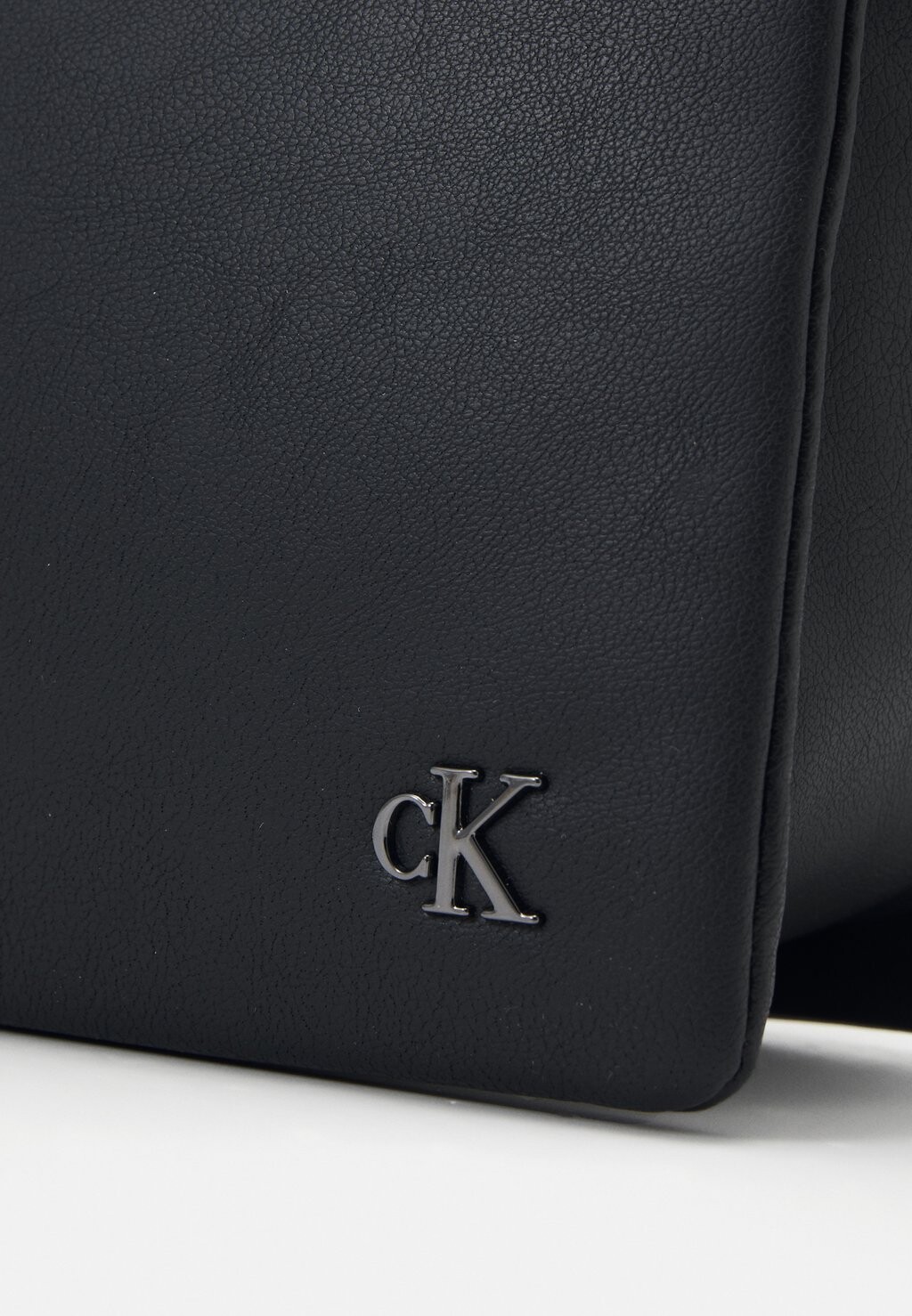 

Сумка через плечо Micro Mono Chain Camera Pouch Calvin Klein, черный