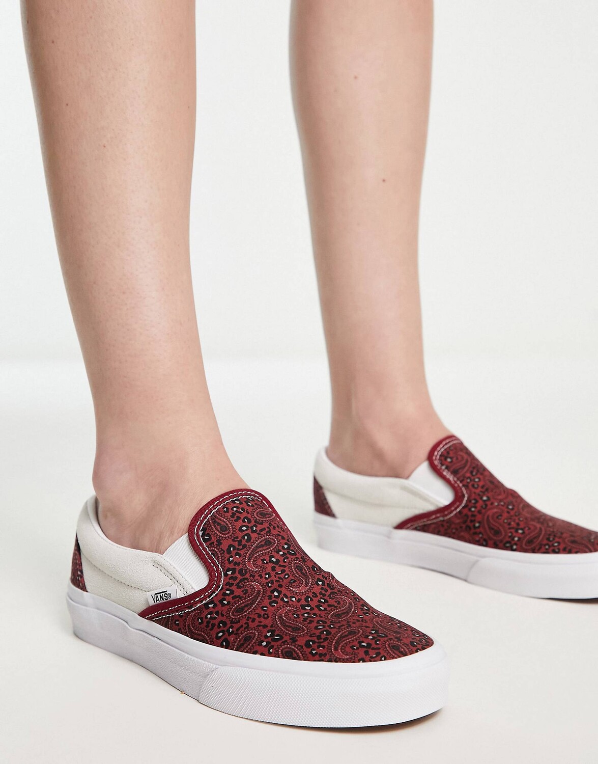 

Бело-красные кроссовки Vans Slip-On с узором пейсли