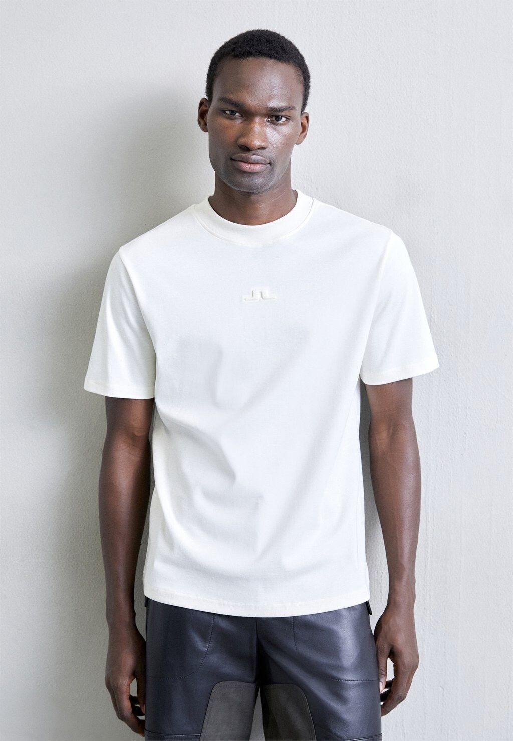 

Базовая футболка ADAN LOGO MOCK NECK TEE J.LINDEBERG, цвет cloud white
