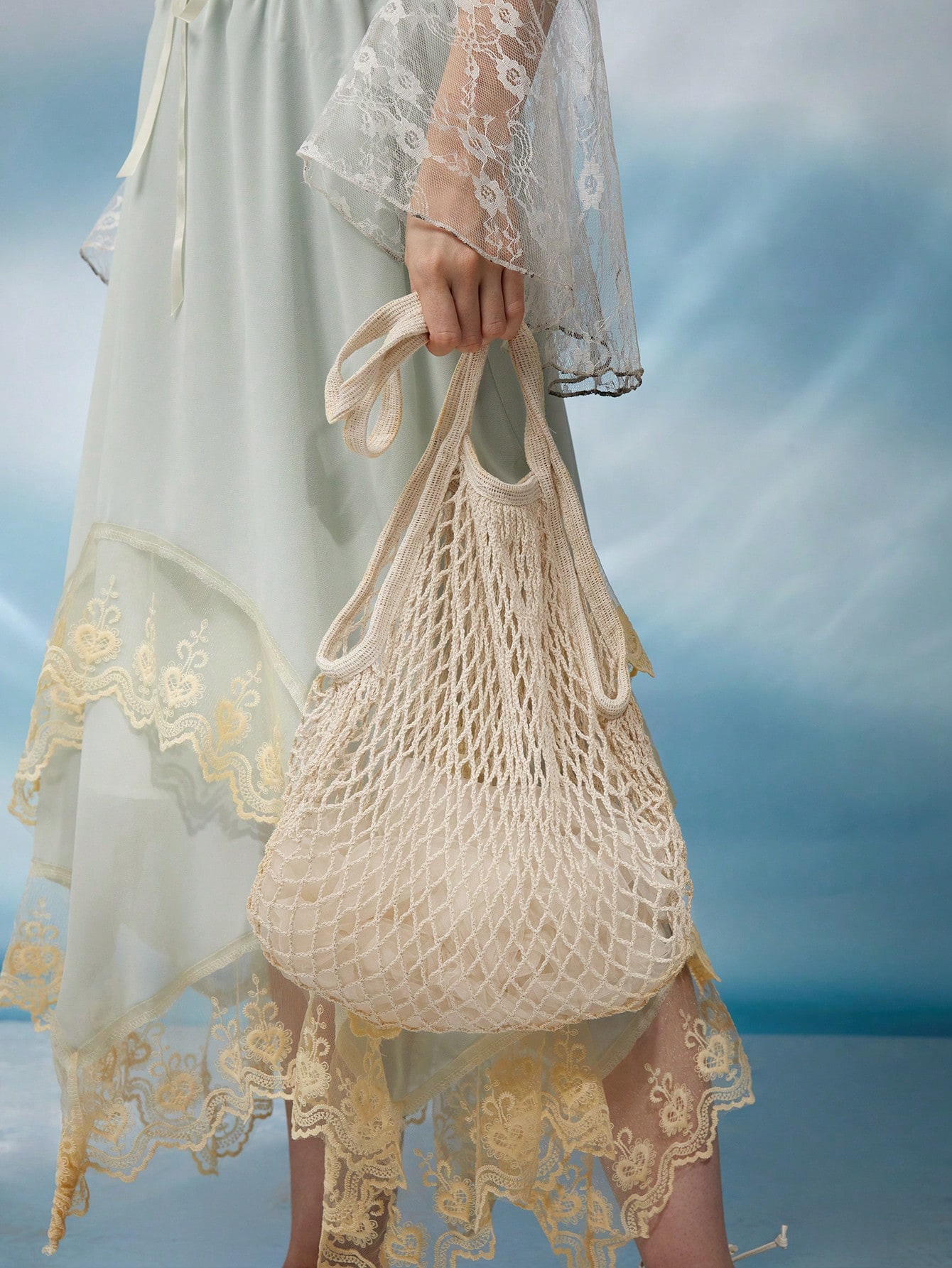 Сумка-тоут среднего размера ROMWE Fairycore Mermaid с полым дизайном, бежевый portable transparent shoulder crossbody bag tote satchel handbag for women clear tote bag summer beach bag