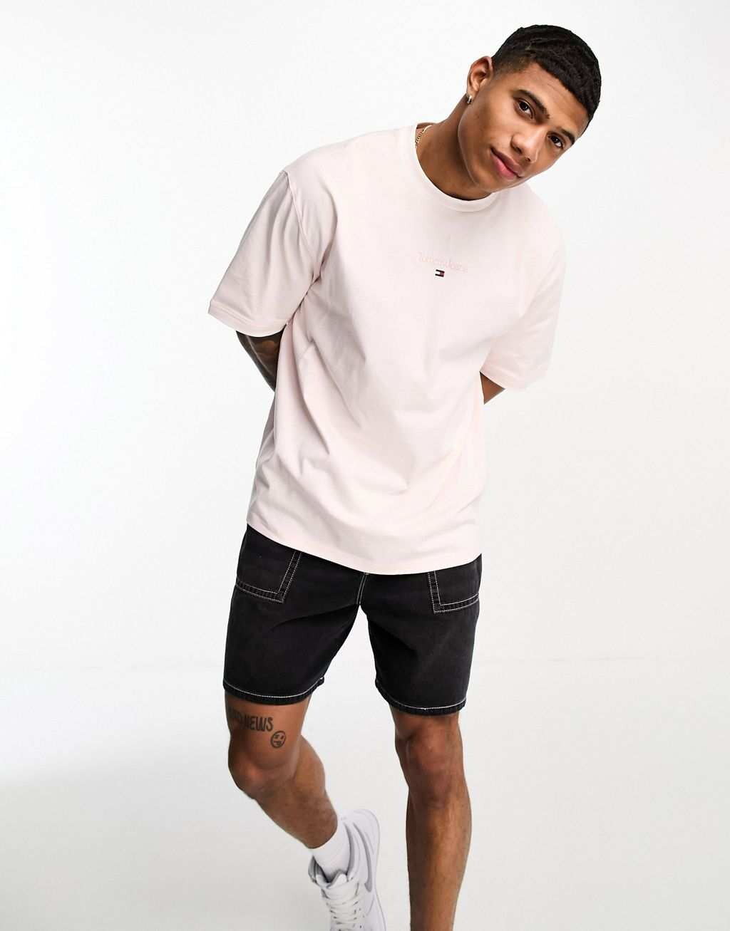

Розовая футболка с фигурными ребрами Tommy Jeans