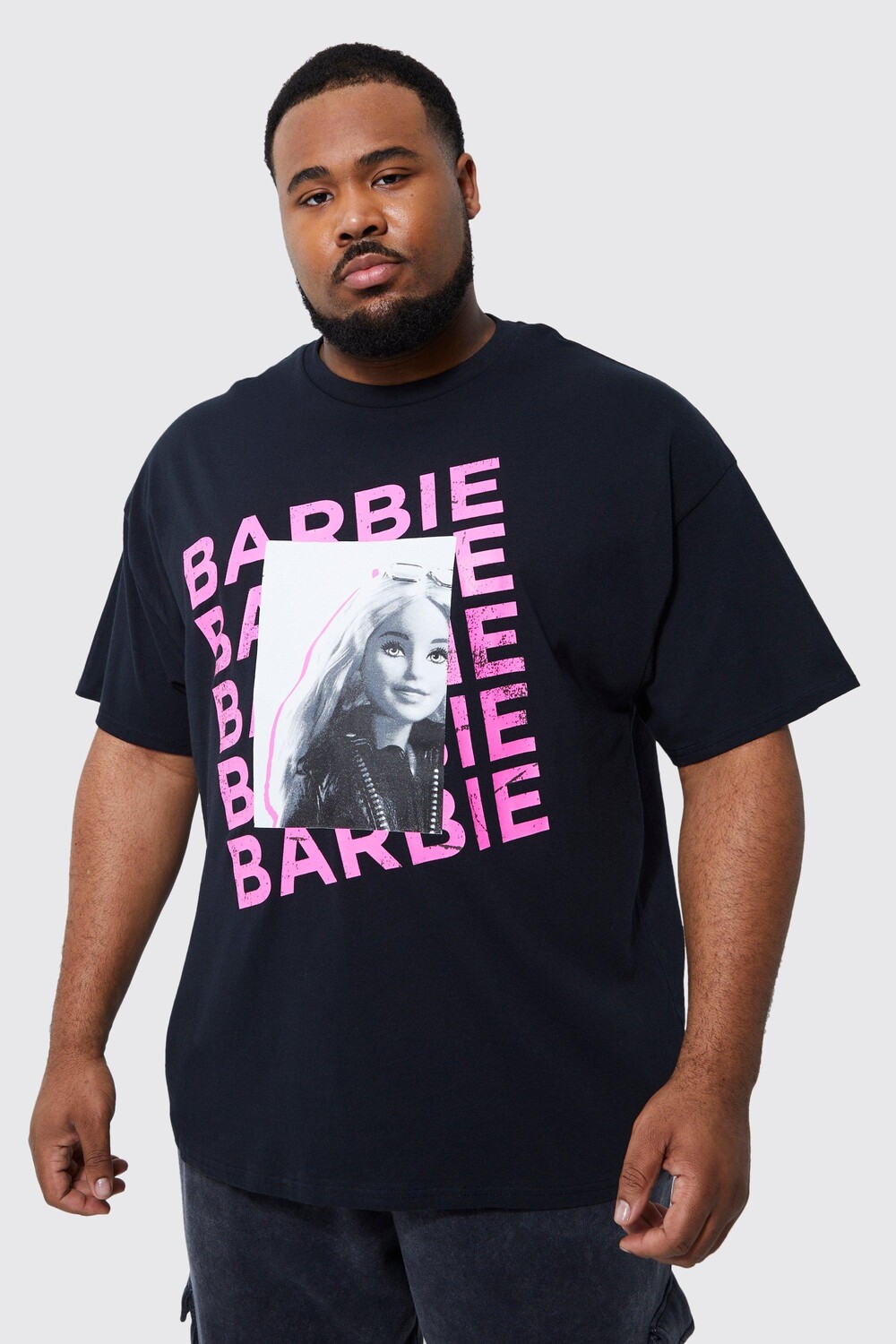 

Футболка с лицензией плюс барби Boohoo, черный
