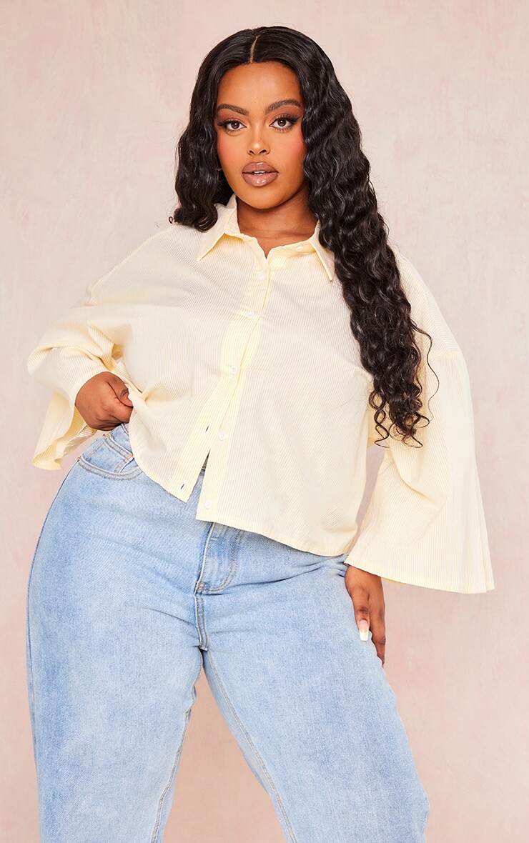 

PrettyLittleThing Укороченная рубашка с расклешенными рукавами в желтую полоску Plus