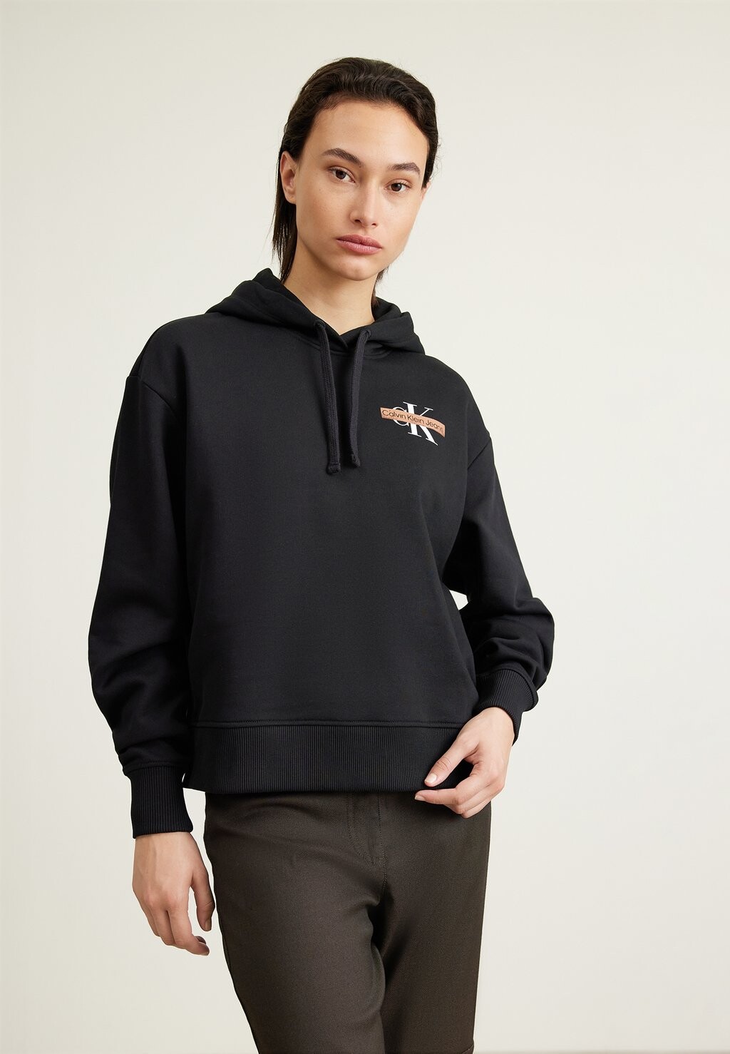 

Толстовка СЕЗОННАЯ ХУДИ МОНОЛОГ Calvin Klein Jeans, черный