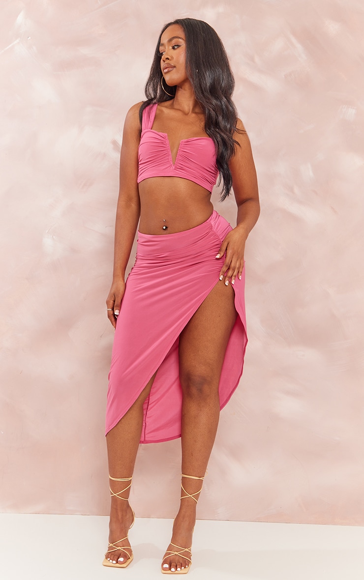 цена PrettyLittleThing Ярко-розовая облегающая асимметричная юбка-миди Shape