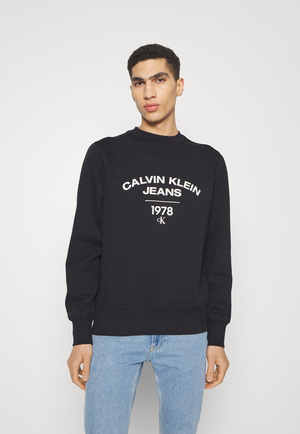 

Толстовка Calvin Klein Jeans Varsity Curve, черный