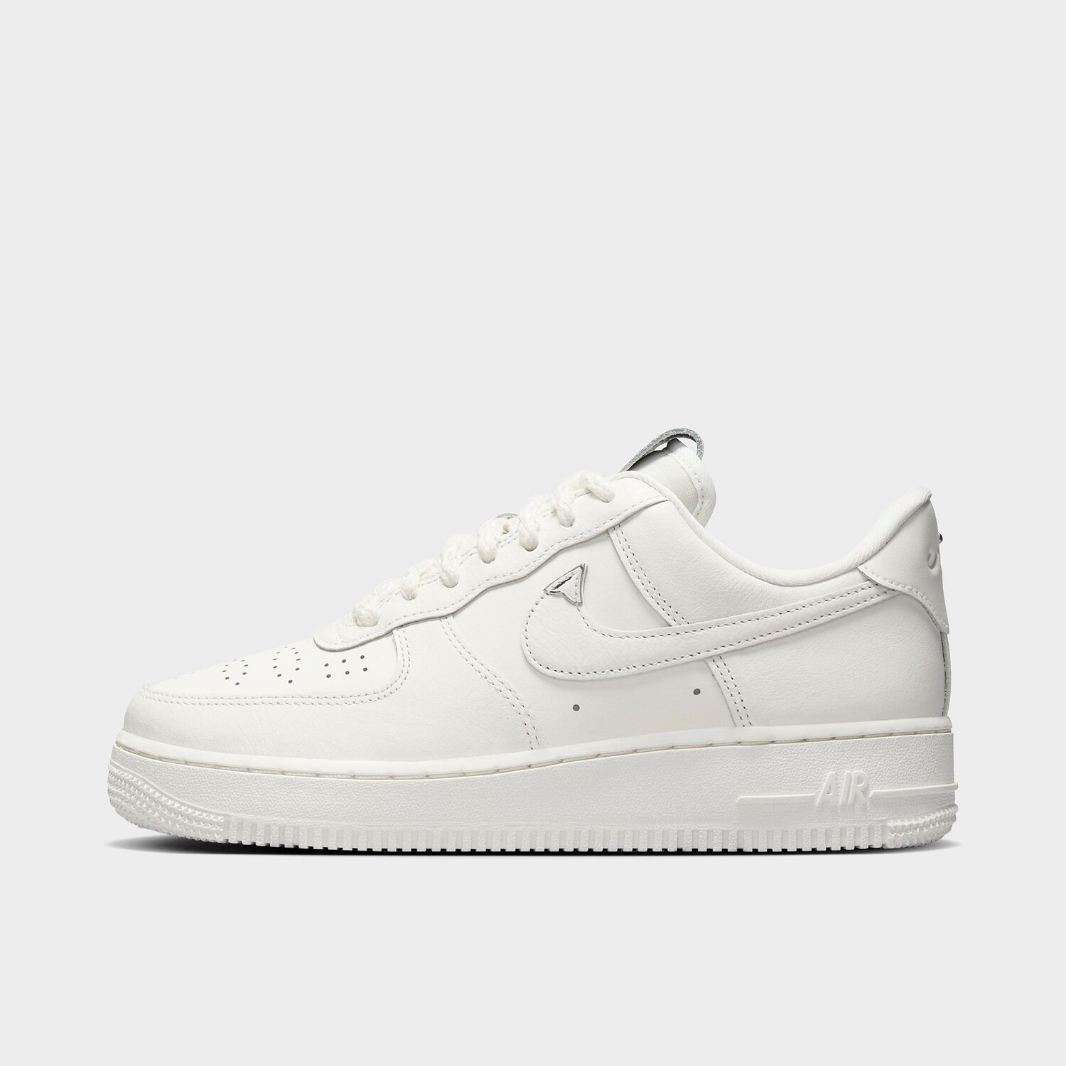 

Женские повседневные кроссовки Nike Air Force 1 '07 LV8 SE Chrome Tips, белый
