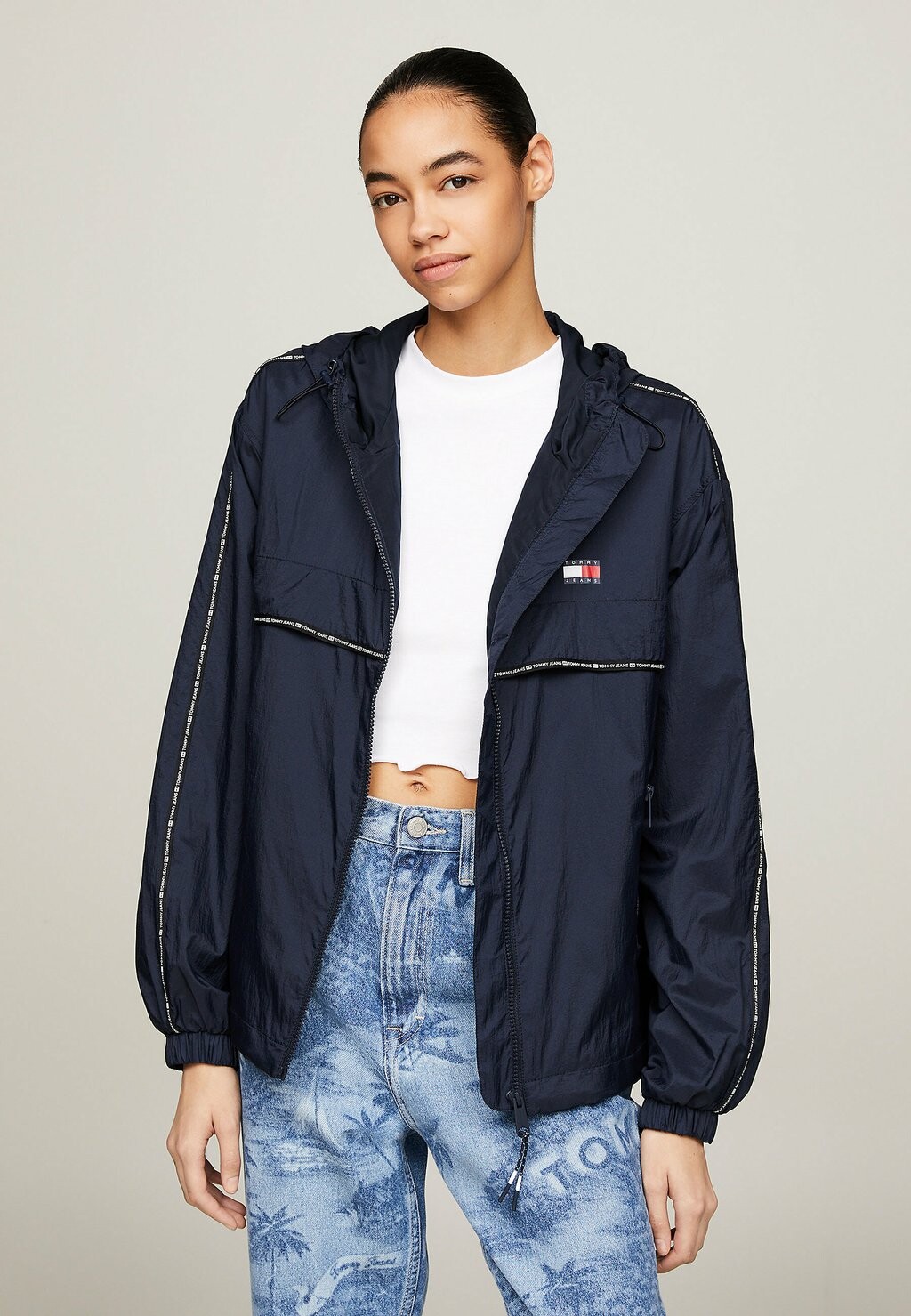 

Летняя куртка WINDBREAKER Tommy Jeans, черный