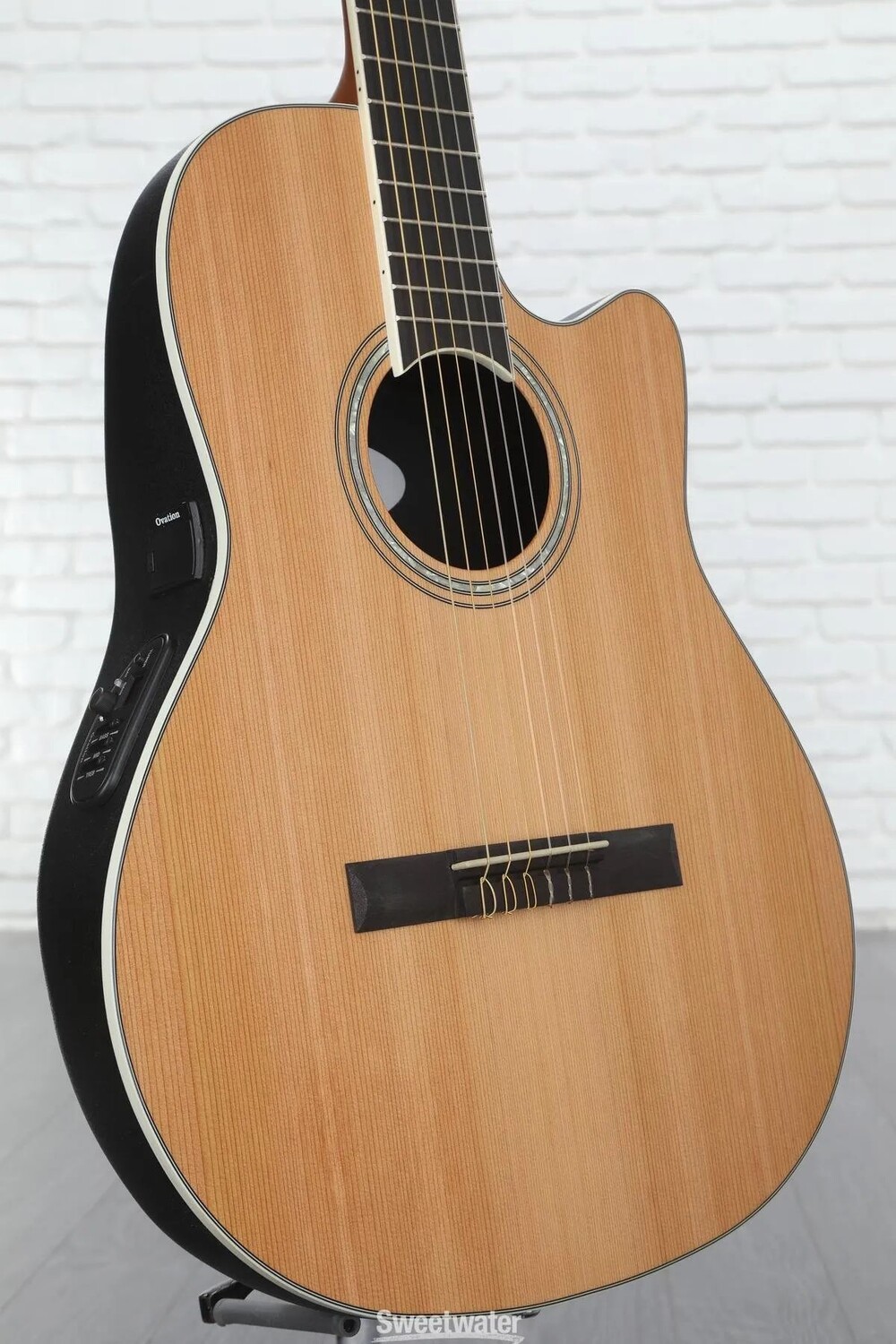 

Классическая акусто-электрическая гитара Ovation Celebrity Standard CS24C-4 CS средней глубины - Natural
