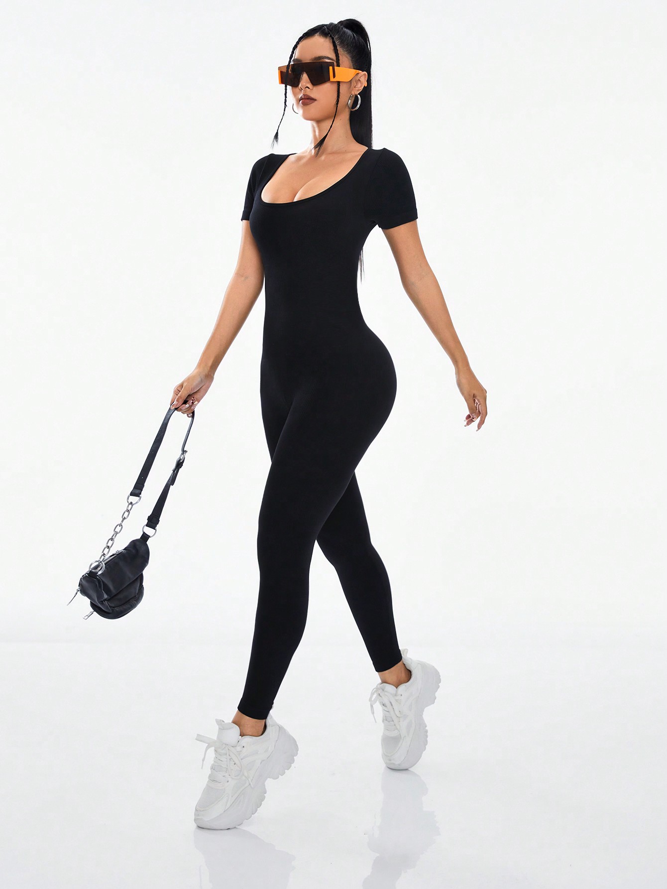 женский спортивный комбинезон с открытой спиной черный Женский спортивный комбинезон с открытой спиной, черный