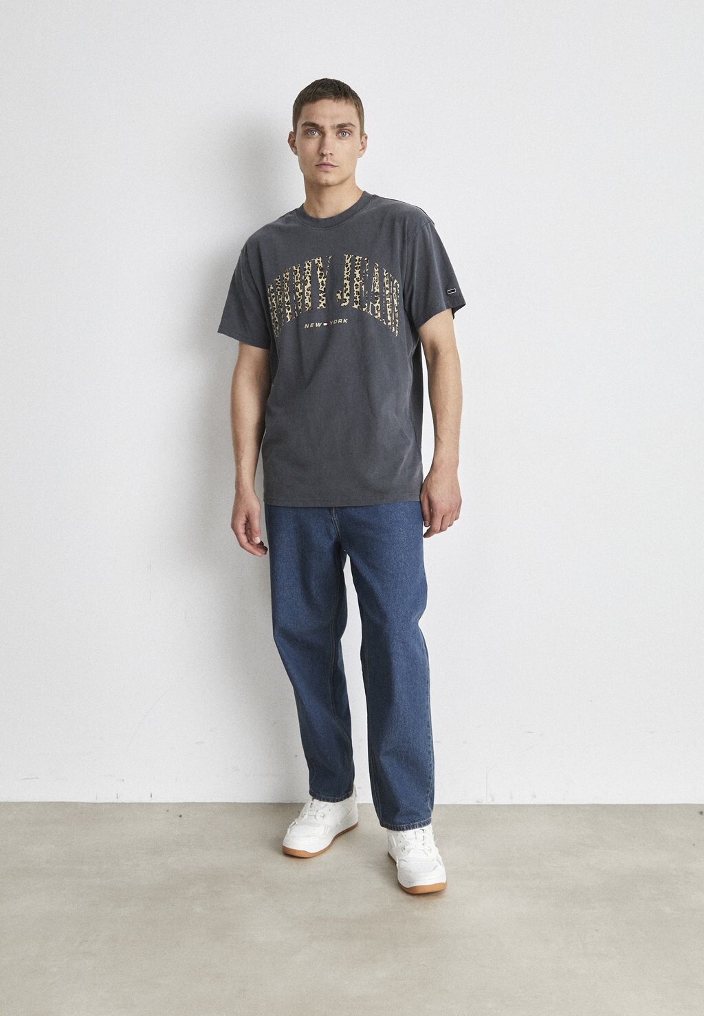 

Футболка с принтом Tommy Jeans LEO COLLEGE TEE UNISEX, цвет new charcoal