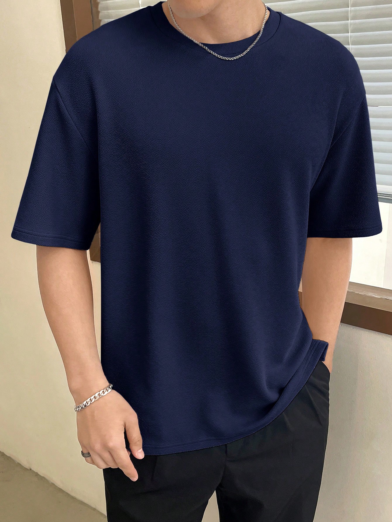 Мужская однотонная оверсайз-футболка с круглым вырезом и заниженными плечами Manfinity Hypemode, темно-синий фотографии
