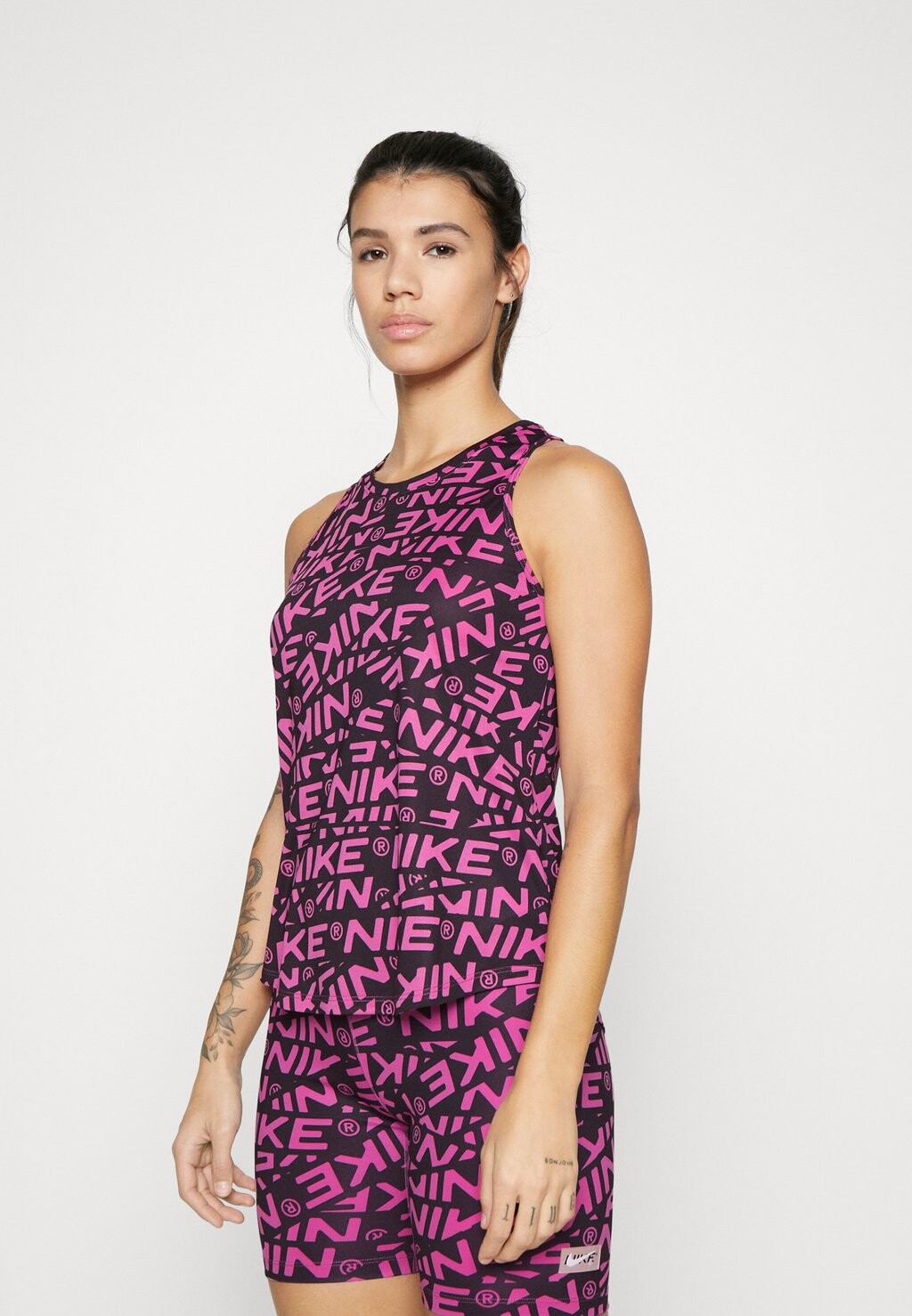 

Топ Nike